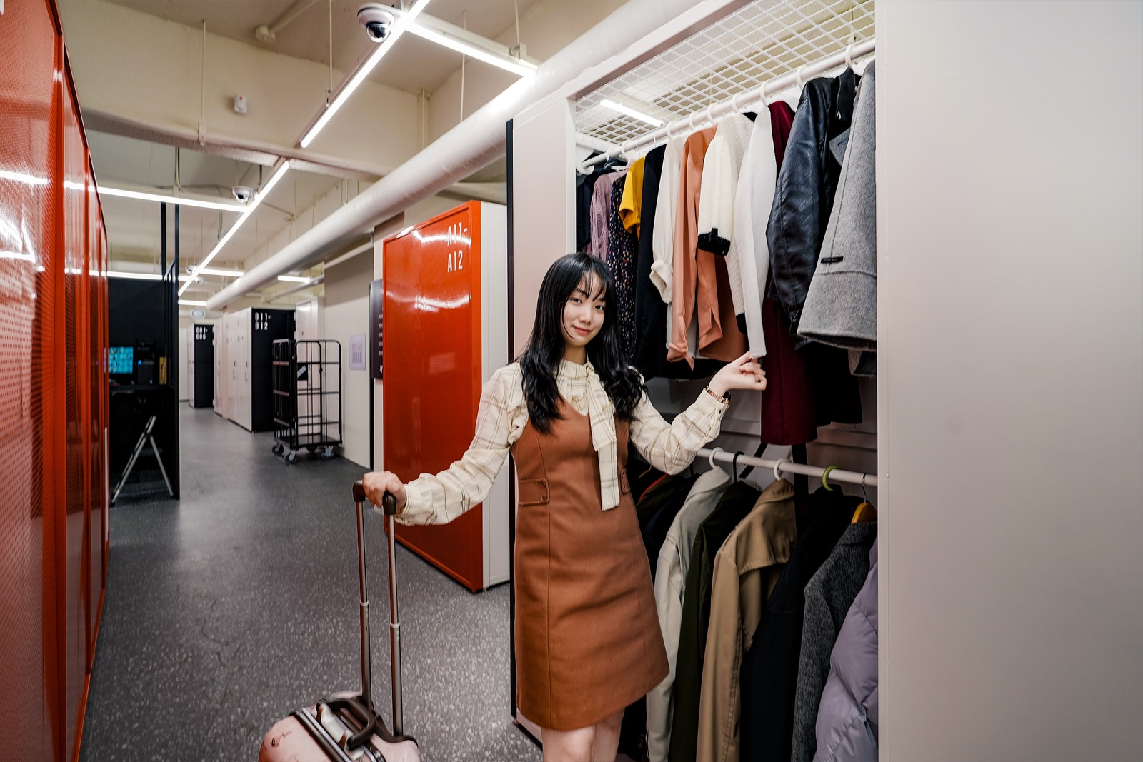 What Clothes-Only Storage Actually Costs in Korea: Light vs Light+ Compared 1 A small clothes-storage self-storage unit in Korea with hanging rail installed