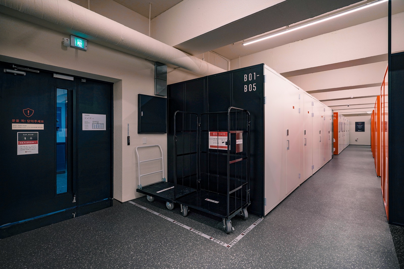 From Winter Coats to Closet Overload: A Practical Way to Store Clothes in Korea 1 Organized clothes storage inside a self-storage unit in Korea