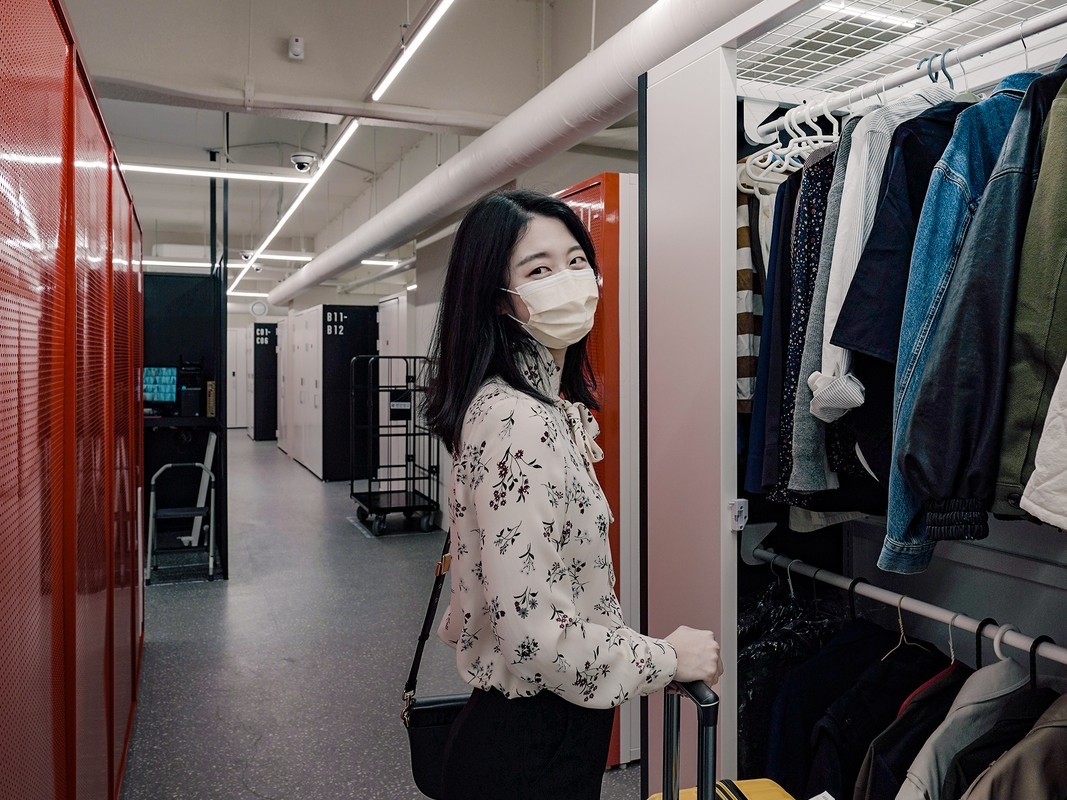 편안창고 지점 내부, 정돈된 개인창고 유닛이 늘어선 복도 — 셀프스토리지 실내 후기